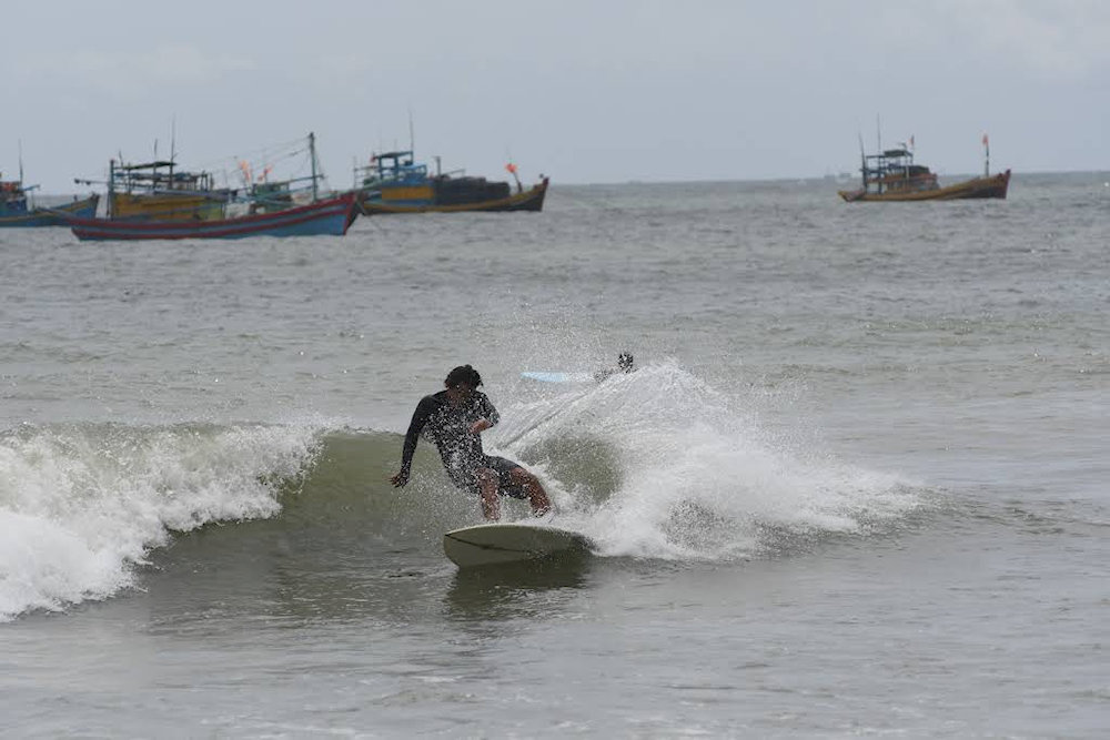 Lướt s&oacute;ng tại biển Mũi N&eacute;